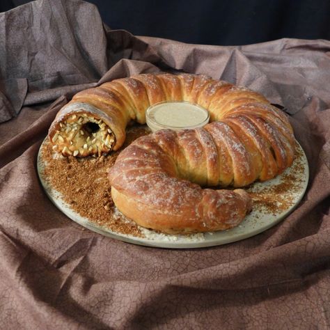 Show your love for Frank Herbert's sci-fi classic Dune with this delicious-looking bread recipe. Garam Masala Spice, Cinnamon Bread Recipe, Bread Kitchen, Spice Bread, Holiday Bread, Geek Food, Frank Herbert, Cinnamon Bread, Culinary Skills