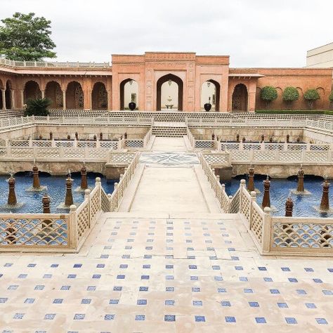 Oberoi Amarvilas Palace, India Oberoi Amarvilas, Bollywood Decor, Hindu Architecture, Geometric Garden, India Architecture, Royal Palaces, Vernacular Architecture, House Of Beauty, Castle House