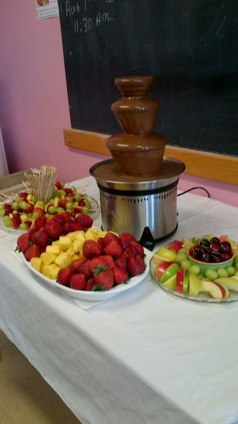 Cascada De Chocolate Ideas, Fruit Bar Ideas, Chocolate Fountain Wedding, Chocolate Fountain Bar, Chocolate Fountain Machine, Chocolate Fountain Recipes, Chocolate Fondue Fountain, Fruit Table, Fruit Chocolate