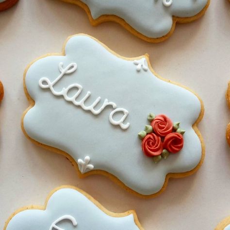 Royal Icing Cookies Recipe, Cookie Decorating Icing, Cookie Cake Designs, Flower Sugar Cookies, Wedding Cake Cookies, Sugar Cookie Royal Icing, Sugar Cookie Icing, Personalized Cookies, Plaque Cookies