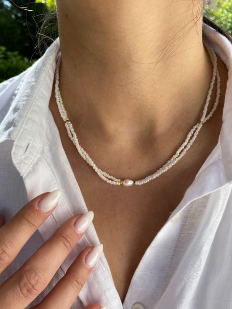 Elegant Beaded Necklaces, Pearl Necklace Outfit, Elegant Pearl Jewelry, Aesthetic Natural, Diy Bracelets Tutorials, Real Pearl Necklace, Pearl Necklace Designs, Beaded Jewels, Necklace Bridal