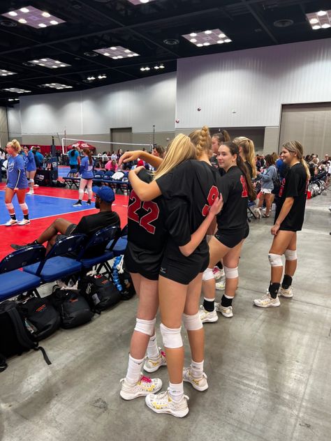 Cute Volleyball Pictures, Volleyball Boyfriend, Volleyball Friends, Volleyball Pics, Vollyball Outfits, Volleyball Outfit, Volleyball Photography, Indoor Volleyball, Volleyball Photos