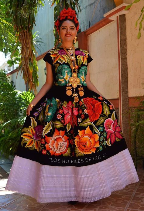 Folklorico Poses, Mexican Clothing Style, Folklorico Dresses, Spanish Costume, Quinceanera Themes Dresses, Mexican Themed Weddings, Mexican Colors, Traditional Mexican Dress, Princess Dance