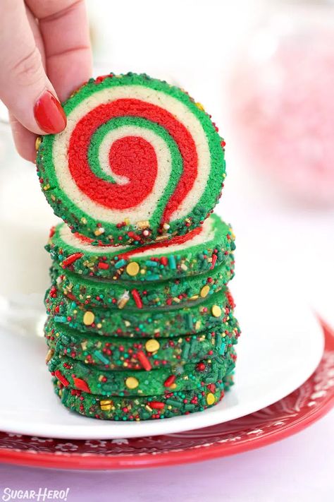 Christmas Cookies Pinwheel, Colorful Christmas Cookies, Cookie Decorating Ideas Christmas, Pinwheel Christmas Cookies, Dipped Christmas Cookies, Kids Christmas Cookies, Red And Green Food, Pinwheel Cookies Christmas, Christmas Pinwheel Cookies