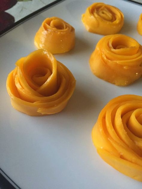 Mango Flower How To Make, Mango Decoration Ideas, Mango Garnish, Mango Decoration, Rose Shaped Food, Cheesecake Design, Mango Flower, Vegetable Decoration, Edible Roses