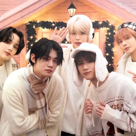 Txt Ot5 Icon, Txt Ot5, Moa Collection, كريستيانو رونالدو, Blue Springs, Group Photos, Christmas Wallpaper, Kpop Wallpaper, Kpop Groups