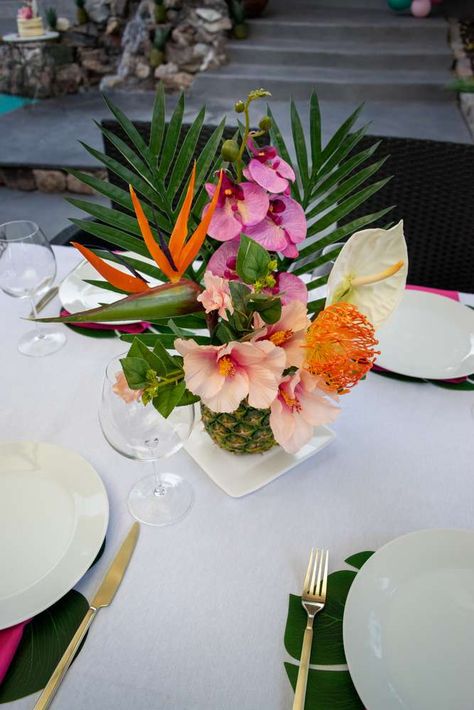 Tropical Anniversary Party, Hawaiian Celebration Of Life, Hawaiian 50th Birthday Party, Elegant Luau Party Ideas, Elegant Hawaiian Party, Hawaiian Centerpiece Ideas, Caribbean Theme Party, Hawaiian Birthday Party Ideas, Hawaii Birthday Party