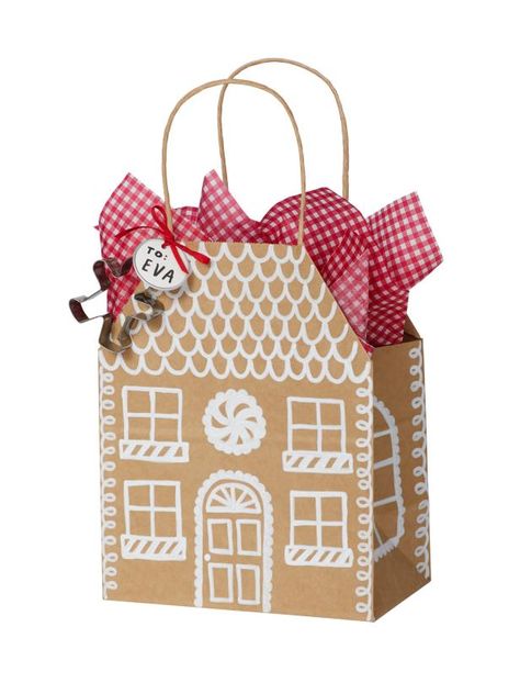 Hack your bags! HGTV Magazine is showing you how to step up your gift-giving game in just a few simple steps. Simple Holiday Gifts, Gingerbread Gifts, Hgtv Magazine, Gift Bags Diy, Holiday Gift Bag, Creative Gift Wrapping, Simple Holidays, Christmas Gift Bags, Wrapping Ideas