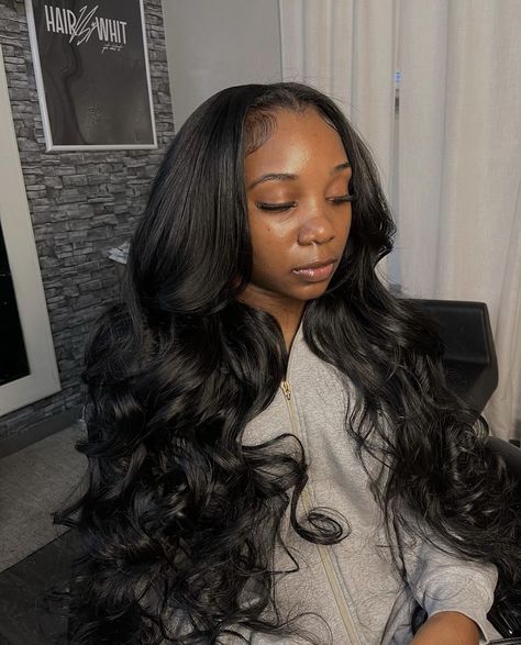 Beach Waves Middle Part, Sew In Curls, Silk Press Hair, Sew In Wig, Natural Braided Hairstyles, Middle Part Hairstyles, Frontal Wig Hairstyles, Sew In Hairstyles, Birthday Hairstyles