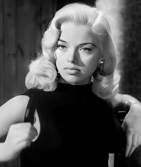 Old Rich Hairstyles, 60s Hollywood Hair, 50s Curls Long Hair, 50s Blonde Hair, Rich 50s Aesthetic, 1955 Hairstyles, 50s Hollywood Hair, Old Hollywood Glamour Hairstyles, Old Hollywood Glam Hair