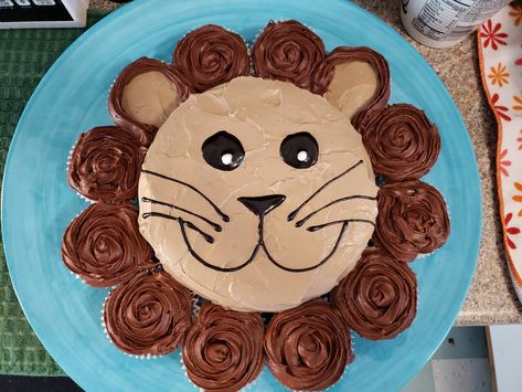 Lion Cake With Cupcakes, Lion Face Cake Ideas, Easy Lion Cake, Simple Lion Cake, Diy Lion Cake, Lion Cupcake Cake, Diy Wild One Cake, Toddler Cake Ideas, Easy 1st Birthday Cake