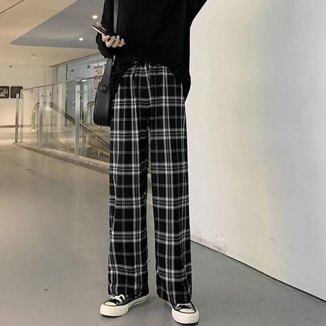 Y2k Fashion Black, E Girl Fashion, Plaid Pants Outfit, Plaid Pants Women, Track Pants Outfit, Linen Pants Outfit, Black White Checkered, Checkered Pants, England Fashion