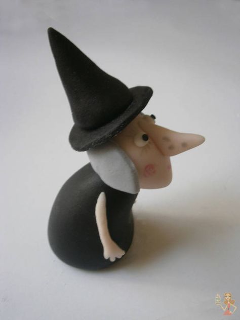 Today, I’ll continue with my Little Kingdom tutorials, it’s time for Mrs. Witch! Make head, it is a bit egg-like shaped. Make a large nose and attach it on Mrs. Witch’s head. Make the body. She’s a bit crook backed. Make arms and glue them on her... Wallputty Crafts, Sewing Miniatures, Halloween Witch Cake, Figure Tutorial, Clay Witch, Large Nose, Witch Cake, Dolls Handmade Diy, Dulces Halloween