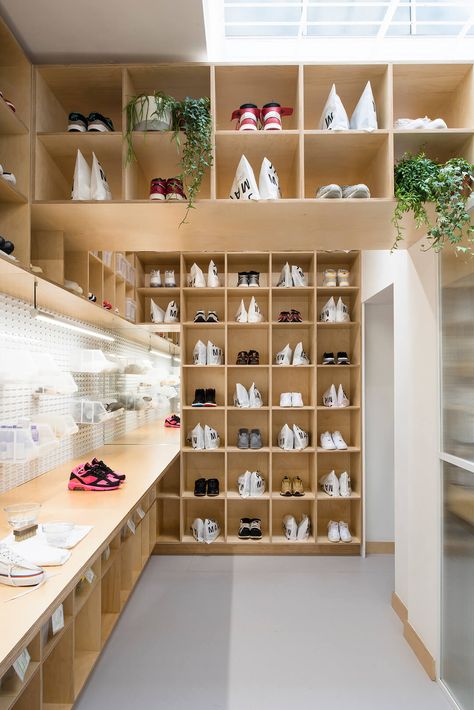 Jason Markk’s journey from online-only cult product to holistic experience - News - Frameweb Shoe Repair Shop, Jason Markk, Laundry Shop, Retail Concepts, Decorating Styles, Trik Fotografi, Global Design, Clean Shoes, Create Space