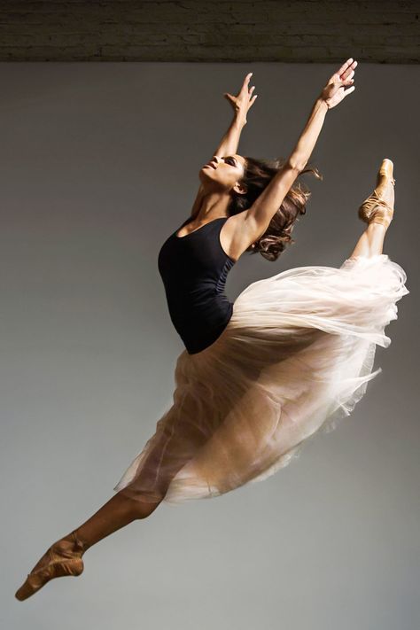 A Star Keeps Rising: It's Official! Misty Copeland is now a Principal Dancer for American Ballet Theatre! Ballet Pictures, Ballet Beauty, Ballet Poses, Ballet Inspiration, American Ballet Theatre, Misty Copeland, Ballet Art, Ballet Photos, Dance Movement