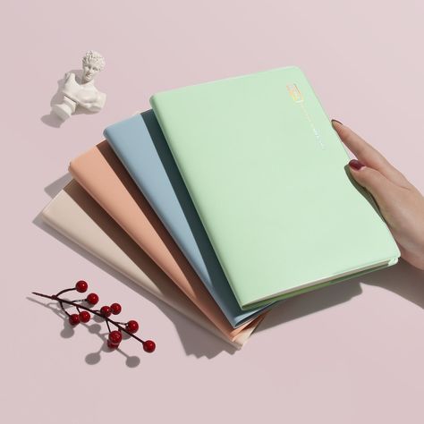 Thanks to Stylite yu for making this photo available freely on @unsplash 🎁 Empty Book, Diary Covers, Aesthetic Journal, Bullet Journal Aesthetic, Cute Journals, Learning Italian, Journal Aesthetic, Journal Cover, Planning Your Day