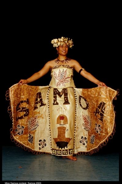 Samoan Traditional Wear, Samoa Aesthetic, Samoan Culture, Samoan Dress, 2003 Fashion, Polynesian Islands, Polynesian Art, Island Wear, Island Fashion