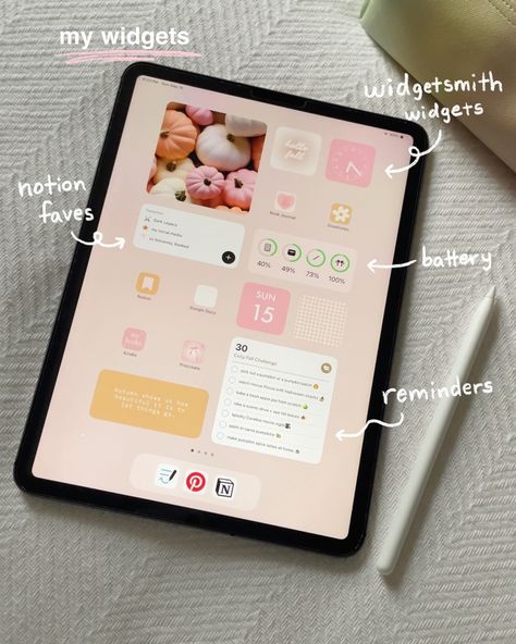 current mood: ☕️🧸🎧 New season, new iPad setup! I can’t believe summer is already over, but I’m hanging onto some of those summer vibes with my iPad setup color palette - warm neutrals, cheerful orange and pretty pink. �🧡🎀✏️ ↓ Here are the apps I used to create my aesthetic iPad setup 🧋 widgetsmith: for creating pretty widgets like clock, date + custom images 🎨 canva: for designing quotes, app icons, widget images, etc. 📱 shortcuts: for creating custom app icon images #ipad #widgets #apps Ipad Calendar App, Mini Ipad Aesthetic, College Ipad Setup, Ipad Setup Ideas, Pink Ipad Setup, Ipad Customization Ideas, Ipad Widget Layout, Ipad Layout Aesthetic, Ipad Set Up