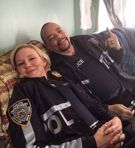 BTS photo of Kelli Giddish and Ice-T on set of SVU Law And Order Special Victims Unit, Kelli Giddish, Amanda Rollins, Law And Order: Special Victims Unit, Law Order Svu, Elite Squad, Ice T, Drama Theatre, Special Victims Unit