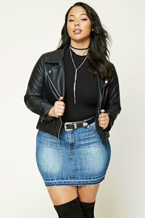 Plus Size Denim Mini Skirt Denim Mini Skirt Outfit Plus Size, Plus Size Denim Skirt Outfit, Denim Outfit Plus Size, Plus Size Mini Skirt Outfit, Plus Size Herbst, Denim Skirt Outfit, Denim Skirt Outfits, Skirt Denim, Miniskirt Outfits