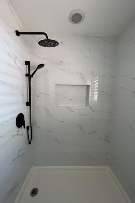 Black and white with marble bathroom Marble Bathroom Black Fixtures, Marble Shower With Black Fixtures, Black And White Marble Bathroom, Modern Marble Bathroom, Marble Shower Tile, White Marble Bathrooms, Marble Showers, Hawaii Homes, Black And White Marble