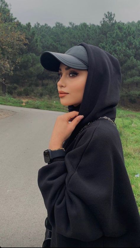 Hijab With Cap Outfit, Hijab And Cap, Modest Summer Fashion, Stile Hijab, Hijab Style Tutorial, Mode Turban, Muslim Outfits Casual, Hijabi Fashion Casual, Stylish Hoodies