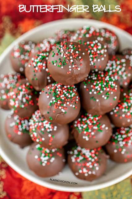 Butterfinger Balls - Butterfinger Buckeye Balls - dangerously delicious!! Peanut butter, powdered sugar, graham crackers, Butterfinger bits, butter, and chocolate candy coating. I could eat the whole batch! Great for parties, tailgating, and homemade gifts! A must for the Butterfinger lover in your life! #candy #butterfinger #peanutbutter #dessert Butterfinger Balls, Christmas Cake Balls, Homemade Butterfingers, Homemade Holiday Treats, Chocolate Covered Cookies, Butterfinger Candy, Cake Ball, Candy Truffles, Plain Chicken