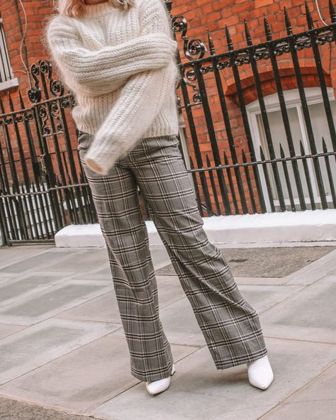 Chequered Trousers Outfit, Checkered Trousers Outfits, Checked Trousers Outfit, Trousers Street Style, Checked Leggings, Checkered Trousers, White Puffer Jacket, Trousers Outfit, Winter Trousers