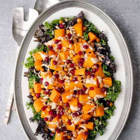 This healthy and hearty roasted butternut squash salad is full of warm Fall flavors in a filling and satisfying dish. Squash And Kale Salad, Peanut Butter Rice Crispy, Zesty Italian Chicken, Peanut Butter Rice Crispy Treats, Roasted Butternut Squash Salad, Butternut Squash And Kale, Butternut Squash Recipes Roasted, Smashed Potatoes Recipe, Crunchy Chickpeas