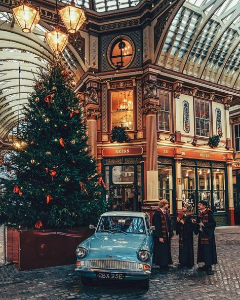 Map of Europe on Instagram: “London ❤ 🎄 🇬🇧 England Congratulations 🎆 1. Leadenhall Market by @liolaliola 2. Bond Street by @tryanelliott 3. Notting Hill by @graymalin…” Leadenhall Market London, Happy Boxing Day, Magical Pictures, London Christmas, London Instagram, London Photography, Visit London, London Photos, Bond Street