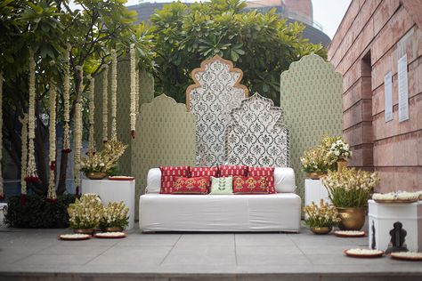 Mehendi Backdrop, Mehendi Designs Bridal, Outfits For Bride, Bride Mehendi, Mehendi Decor Ideas, Wedding Background Decoration, Wedding Entrance Decor, Wedding Stage Design, Mandap Decor