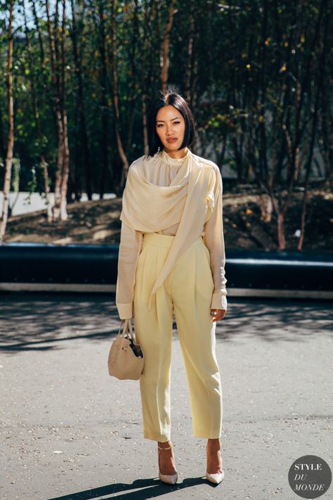 London SS 2020 Street Style: Tiffany Hsu - STYLE DU MONDE | Street Style Street Fashion Photos Tiffany Hsu, Street Style New York, 2020 Street Style, Tokyo Street Fashion, Giovanna Battaglia, Le Happy, Street Style Edgy, Lakme Fashion Week, Estilo Chic