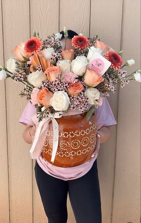 Mothers Day Gifts Hispanic, Olla Flower Arrangement, Jarrito With Flowers, Ramos For Mothers Day, Mexican Bouquet Of Flowers, Barro Bouquet, Barro Flower Arrangement, Mother Day Ramos, Mother’s Day Arrangement Ideas