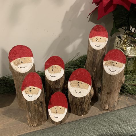 Log Santas Diy, Christmas Wood Crafts To Sell, Wood Crafts To Sell, Diy Christmas Crafts To Sell, Log Crafts, Rustic Christmas Crafts, Wood Log Crafts, Christmas Log, Christmas Crafts To Sell