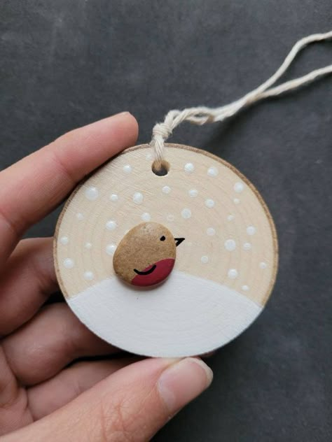 Unique Christmas Crafts to Sell Online and Make Money! Rock Christmas Ornaments, Unique Christmas Crafts, Bird In Snow, Christmas Pebble Art, Wood Slice Christmas, Snow Bird, Bird Christmas Ornaments, Christmas Crafts To Sell, Christmas Crafts For Adults