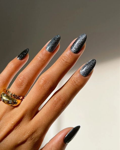 Black Velvet Nails, Black Nails Glitter, Black Almond Nails, Black Nails With Glitter, New Years Nail Designs, New Years Eve Nails, Velvet Nails, Glam And Glitter, Cat Eye Nails