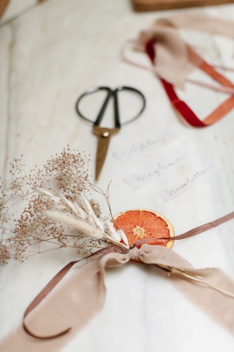 Make Dried Orange Slices, Autumn Entertaining, Cards For Thanksgiving, Thanksgiving Decorations Diy Table, Place Card Ideas, Fall Centerpieces Diy, Diy Place Cards, Modern Thanksgiving, Simple Holiday Decor