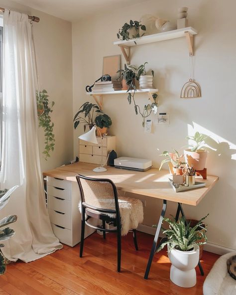 For all the aesthetic desk inspo you need (along with product IDs), click through to check out our full guide on aesthetic desk ideas. // Photo by kitmanlucia Aesthetic Desk, Dekorasi Kamar Tidur, Study Room Decor, Redecorate Bedroom, Cozy Room Decor, Aesthetic Rooms, Room Makeover Bedroom, Room Makeover Inspiration, A Desk