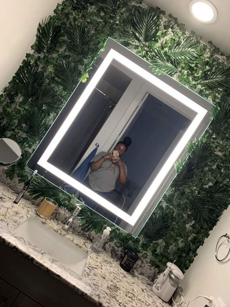 Bathroom Mirror Plant Wall, Fake Grass Bathroom Wall, Tropical Spa Bathroom Ideas, Grass Wall Backdrop Bathroom, Fake Plants Bathroom Decor, Green Plant Bathroom Decor, Green Bathroom Theme Ideas, Green Wall Apartment, Fake Plant Bedroom Decor