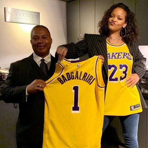 Rihanna at the Lakers Game last night Aesthetic Rihanna, Jersey Dress Outfit, Rhianna Style, Fenty Clothing, Lakers Girls, Gigi Bryant, Rihanna Fan, Kobe & Gigi, Rihanna Outfits