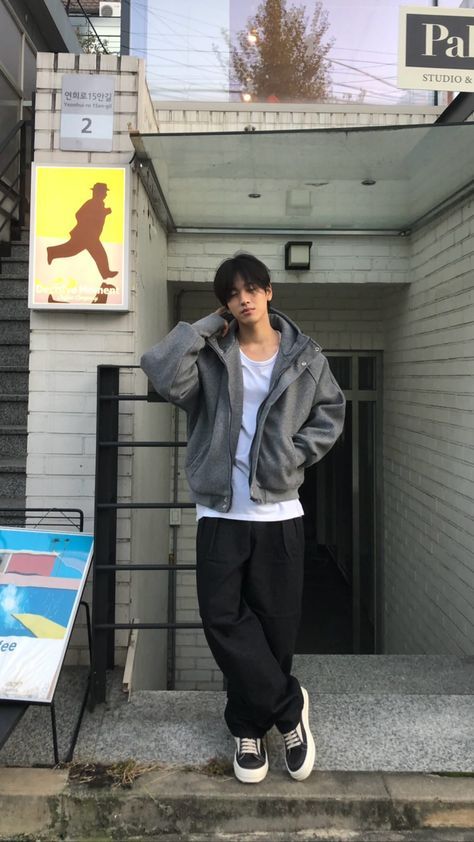 Ulzzang Guy Outfit, Different Styles Men, Cool Outfits For Men Classy, Male University Outfit, South Korea Fashion Men, Japan Male Fashion, Picture Ideas Instagram Men, Asian Male Fashion Street Style, Men Acubi Fashion