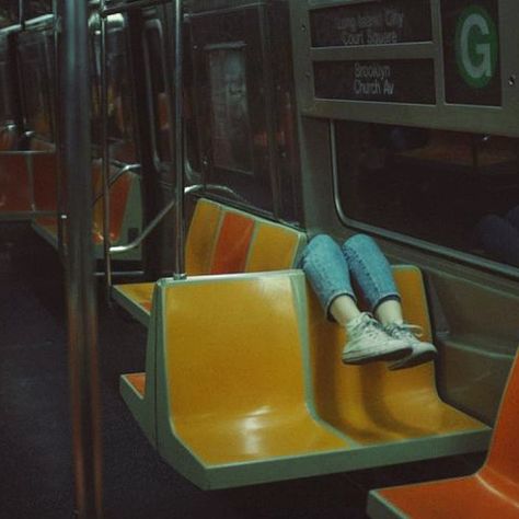 👟Friday night mood👟 #TherapiMusings via #ClosiTherapi_Vintage #currentmood Playlist Covers Photos, Fotografi Digital, Fotografi Vintage, Subway Train, 웃긴 사진, Indie Aesthetic, Trik Fotografi, Grunge Photography, Jolie Photo