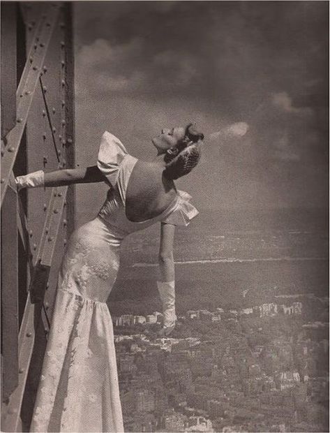 Lisa Fonssagrives on the Eiffel Tower. Photo by Erwin Blumenfeld, Paris 1939. Cowgirl Fits, Taurus Rising, Guy Bourdin, Look Retro, Photographie Inspo, Vintage Fashion Photography, 1930s Fashion, Foto Vintage, Poses References