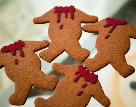 Halloween Gingerbread Men, Gail's Bakery, Haunted Gingerbread House, Halloween Gingerbread House, Halloween Gingerbread, Postres Halloween, Herbst Bucket List, Halloween Decor Diy, Creepy Christmas