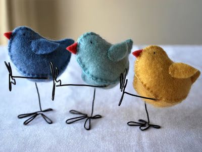 21 Free Sewing Patterns for Easter & Spring - Jacquelynne Steves Oster Dekor, Diy Osterschmuck, Easter Chicken, Easy Easter Crafts, Bird Crafts, Felt Birds, Easter Crafts Diy, Decoration Originale, Adult Crafts