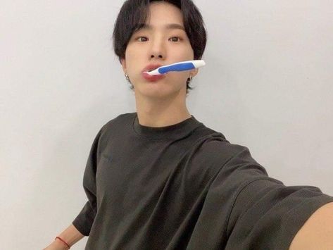 I was appalled that this was not there when I searched "Hoshi Toothbrush" so I took matters into my own hands. Brush My Teeth, Going Seventeen, Hoshi Seventeen, Seventeen Wallpapers, Pledis 17, Pledis Entertainment, Love Letter, Brushing, Love Letters