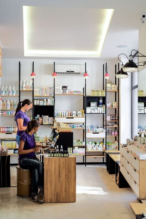 Organic Cosmetic Store - Picture gallery Cosmetic Shelves, Display Visual Merchandising, Organic Store, Pharmacy Design, Shop House Plans, Cosmetic Shop, Organic Cosmetics, Shop Window Design, Full Picture