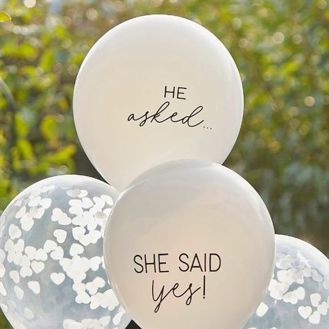 Engagement Confetti, Hen Party Balloons, Backyard Engagement Parties, Balloon Bundle, Engagement Party Diy, Engagement Balloons, Engagement News, Engagement Party Planning, Engagement Party Decor