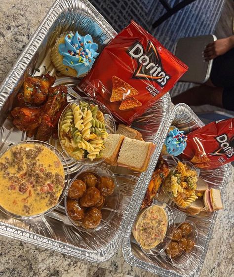 Food Ideas Black People, Food Tray Ideas, Movie Night Food, Movie Night Snacks, Soul Food Dinner, Sleepover Food, Junk Food Snacks, Night Food, Food Babe