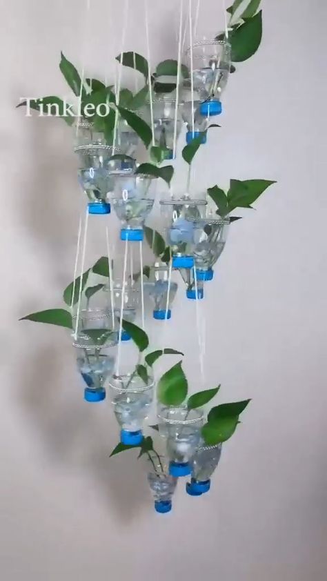 Ideal Ideas of Plastic Bottles Plants For Garden Design Bottles Decoration Diy, Carillons Diy, Water Bottle Crafts, Plastic Bottle Art, Diy Plastic Bottle, نباتات منزلية, Plants Growing, Diy Wind Chimes, Diy Plant Hanger